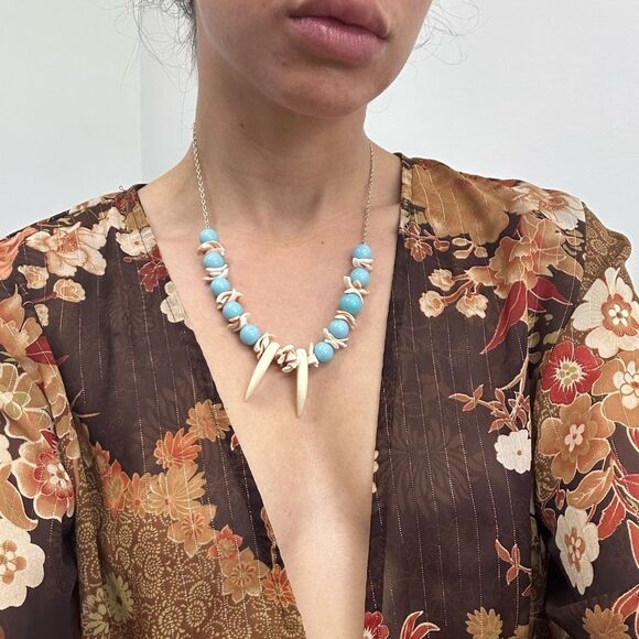 Vintage 70’s Blue Bead & Shell Tooth Necklace Silver Tone Chain 20" - Picture 3 of 10